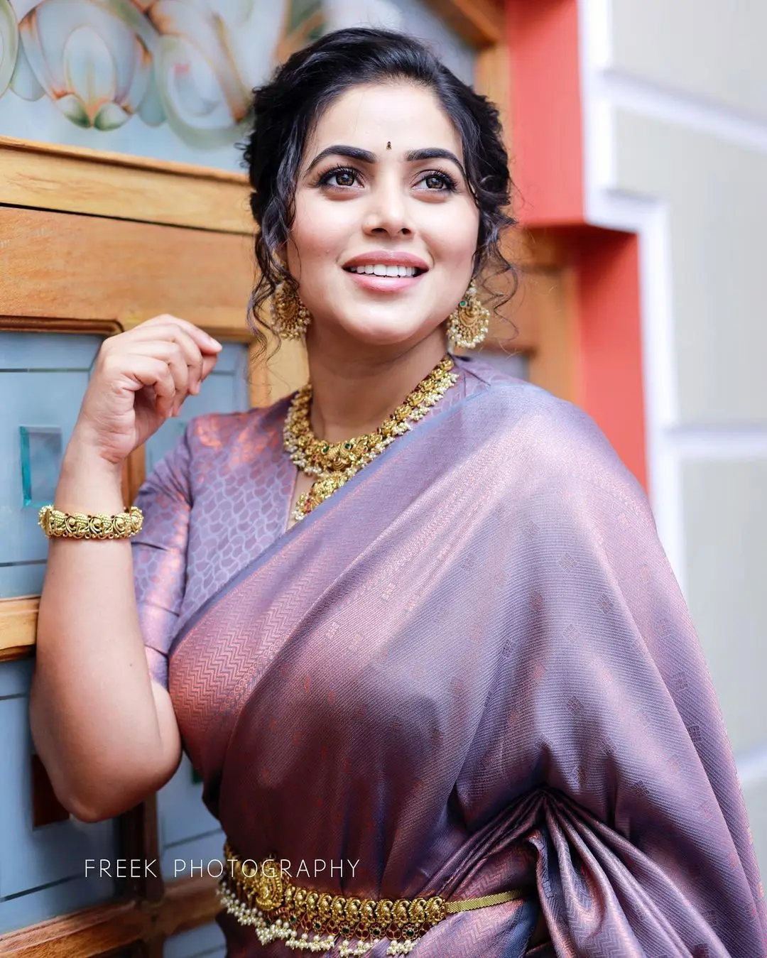 SHAMNA KASIM WEARING BEAUTIFUL JEWELLERY VIOLET SAREE 5